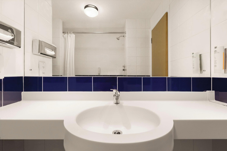 Bathroom 4, Days Inn by Wyndham Leicester Forest East M1, Leicestershire