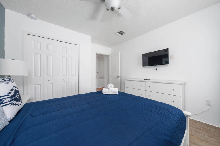 Room 4, Lakeview 7BR Getaway, Pool, Great Location, Osceola