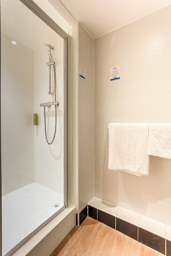 Bathroom 4, Days Inn by Wyndham Peterborough, Cambridgeshire