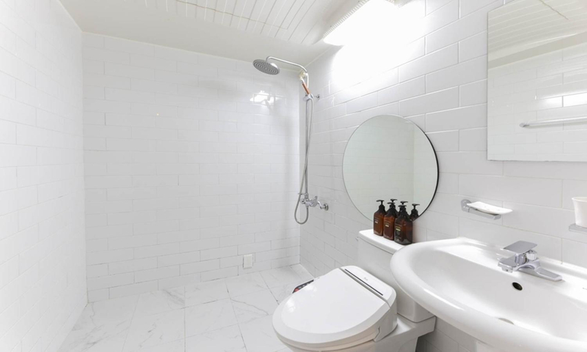 Bathroom 3, The Stay Series, Buk