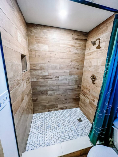 Room 3, Ruby s Red Cabin Hot Tub Nature Horses Indy, Indianapolis