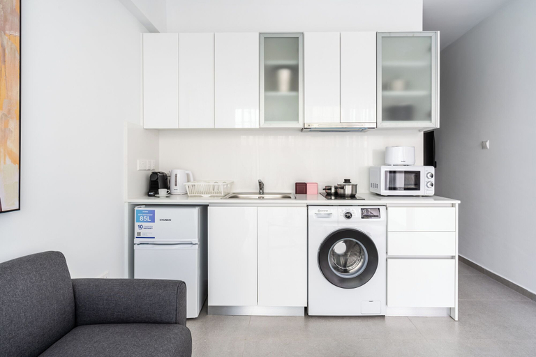 Private kitchenette 4, C-Side Deluxe Studios with Balconies in Finikoudes, Larnaca