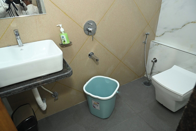 Bathroom 2, Suchieta Inn, Mumbai City