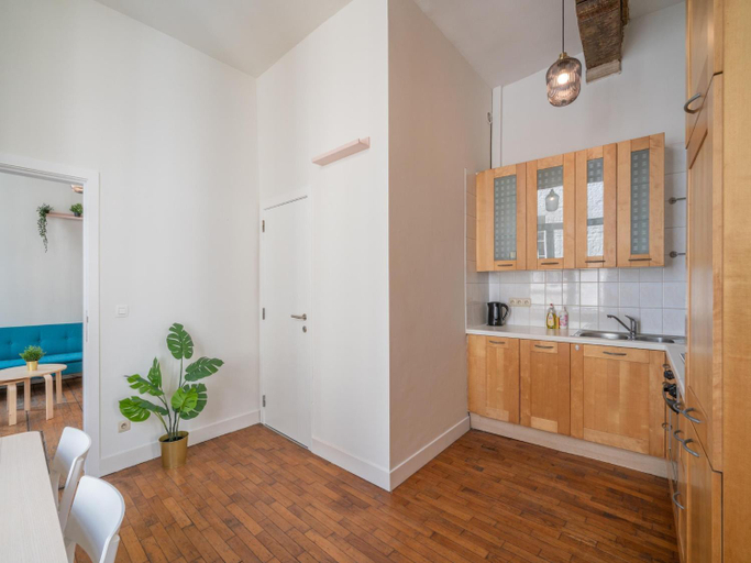 Others 3, Lively City Getaway for 10 Near Meir, Antwerpen