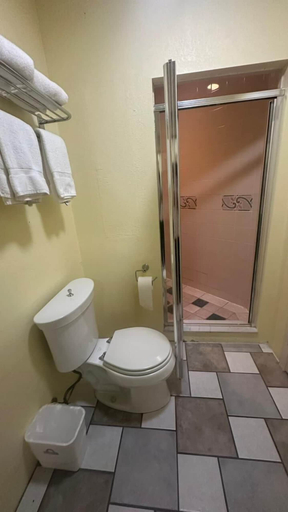 Bathroom 3, Days Inn by Wyndham Tamworth, Carroll