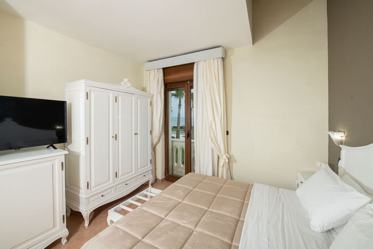 Room 5, Grand Hotel Le Château, Napoli