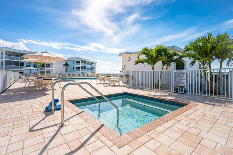 Outdoor spa tub 5, Sanibel Beach Club 2, Lee