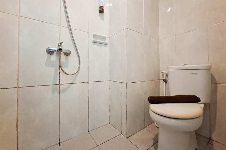 Bathroom 3, Chic Modern Style Studio Apartment at Serpong Garden By Travelio, Tangerang