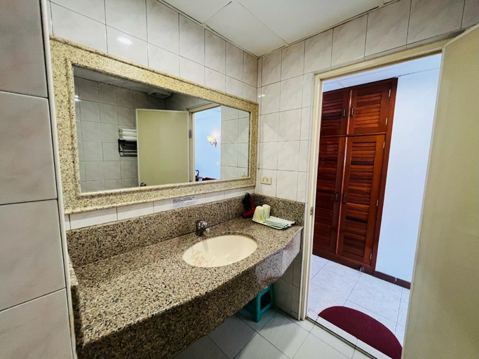 Bathroom 4, Chung Hsin Hotel, Phnom Penh
