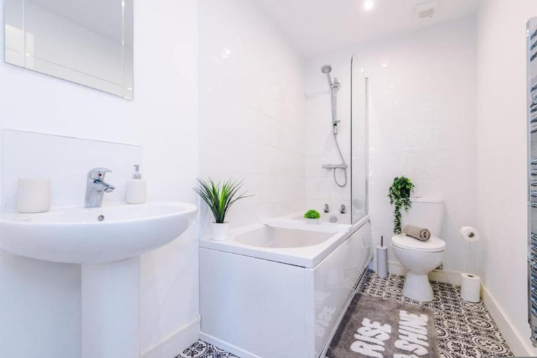 Room 2, Penny Bridge Basecamp 6-bed Contractor House St Helens, Saint Helens