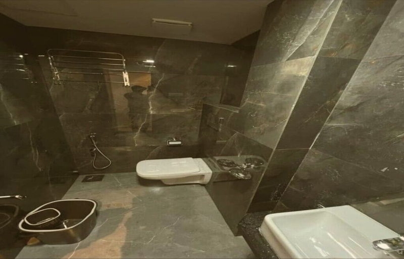 Bathroom, Glitz Hotel Beverly- US Consulate Kurla, Mumbai Suburban