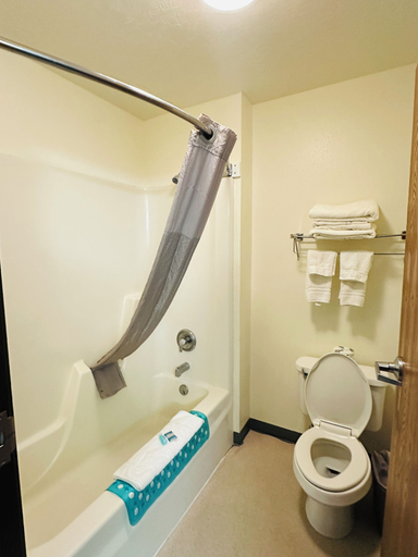 Bathroom 3, Imperial Inn, Chase