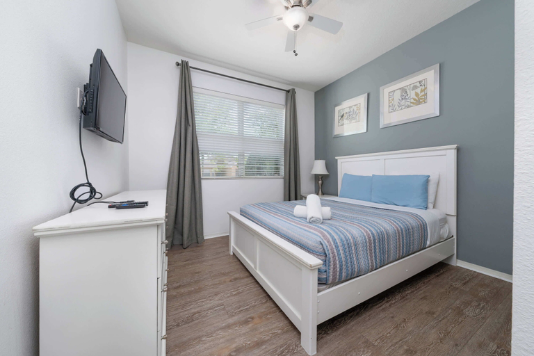 Room 5, Lakeview 7BR Getaway, Pool, Great Location, Osceola