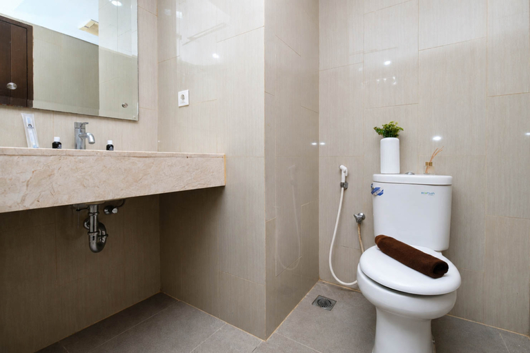 Bathroom 3, Cozy Modern Living Studio at Apartment H Residence By Travelio, East Jakarta