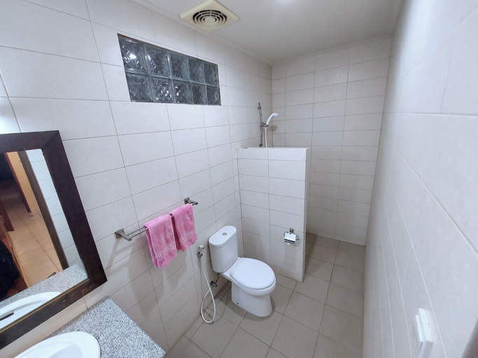 Bathroom 4, Hotel Flamboyan, Badung