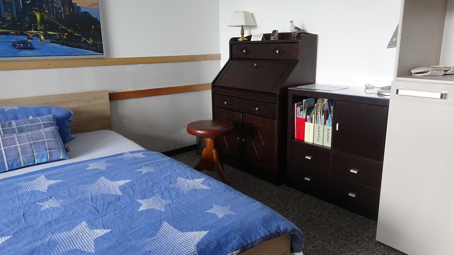 Bedroom 2, Guestroom with wide view and pool near city side, 2nd guest with extra bed possible, Frankfurt am Main