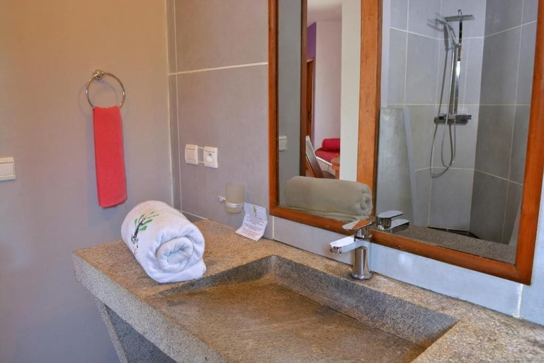 Bathroom 2, Hotel Residence Sarimanok, Diana
