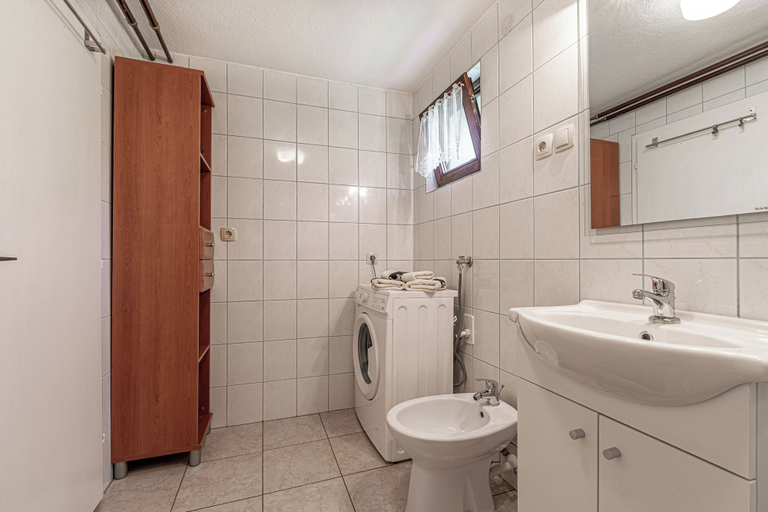 Bathroom 3, Mržek House with Sauna, Bloke
