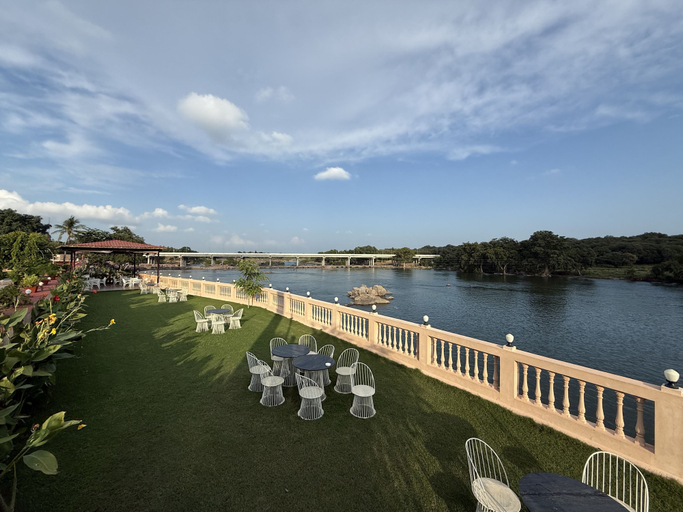 Outdoor dining 3, Orchha Resort- by the river, Tikamgarh