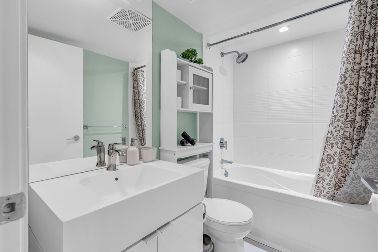 Bathroom 2, The Sventy hotel - Free Parking, Toronto