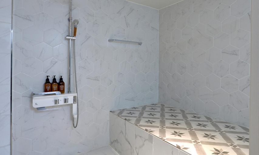 Bathroom 3, The Stay Series, Buk