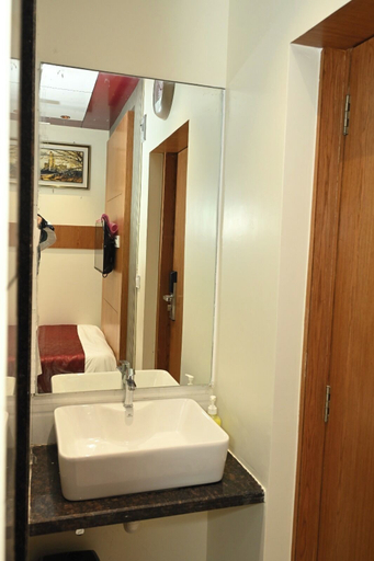 Bathroom 3, Suchieta Inn, Mumbai City