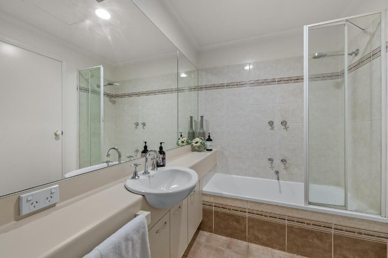 Bathroom 2, Exclusive Stays - Southbank Towers, Melbourne