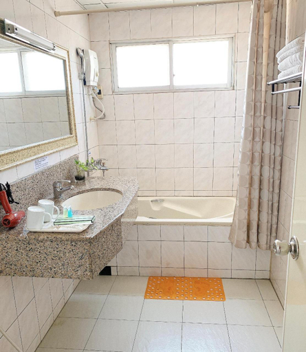 Bathroom 5, Chung Hsin Hotel, Phnom Penh