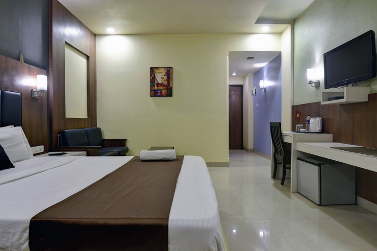 Room 4, Hotel Devanshi & Banquets by Classy Stay, Raigarh