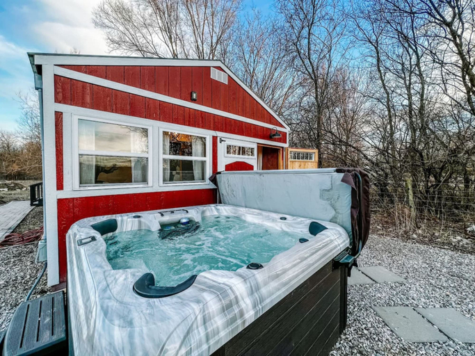 Room 5, Ruby s Red Cabin Hot Tub Nature Horses Indy, Indianapolis