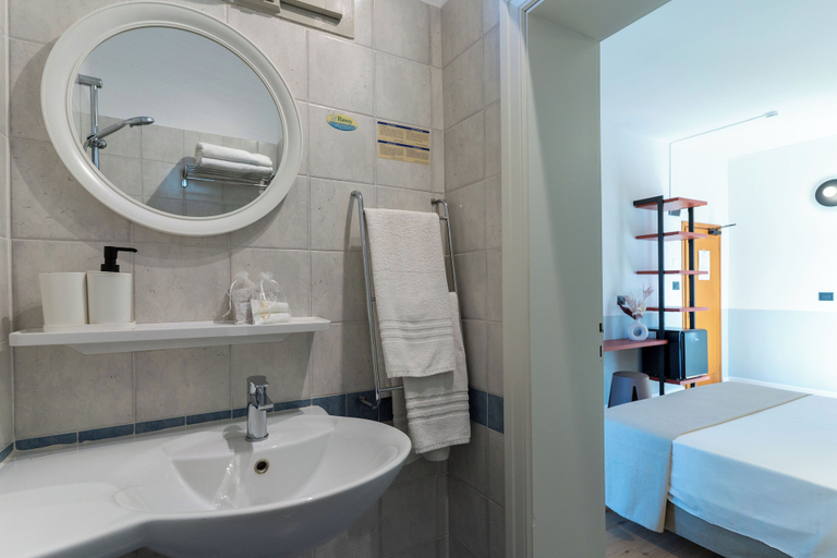 Bathroom 5, Hotel Haway, Rimini