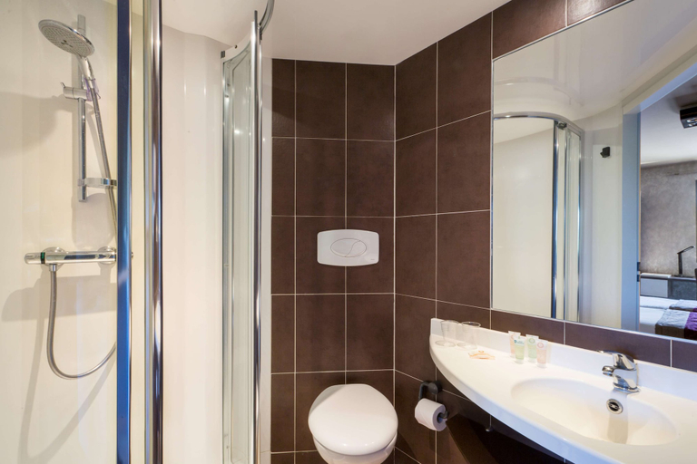 Bathroom 5, Best Western La Mare o Poissons, Calvados