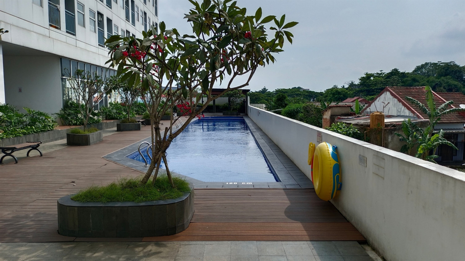 Swimming Pool 5, Chic Modern Style Studio Apartment at Serpong Garden By Travelio, Tangerang