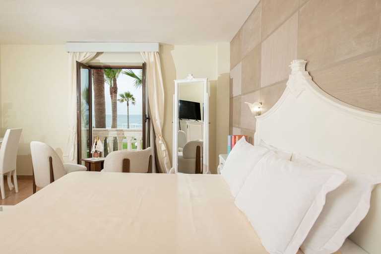 Room 4, Grand Hotel Le Château, Napoli