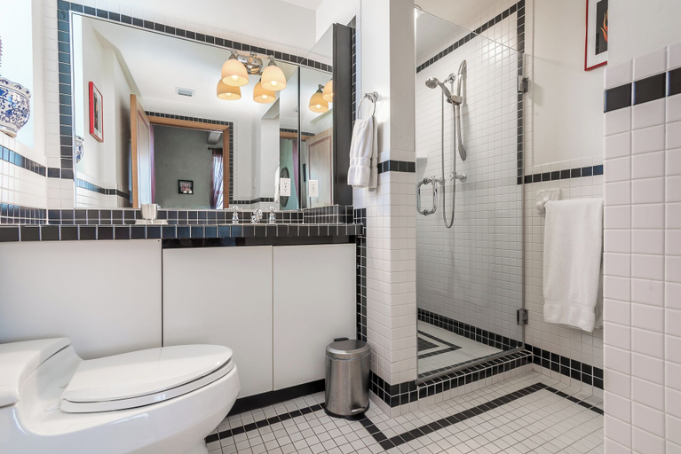Bathroom 3, The Netherland R5F on OceanDr - Park&Gym, Miami-Dade