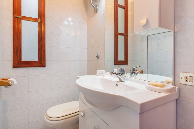 Bathroom 2, Porta Di Mare Apartment With Balcony and A/C, Lecce