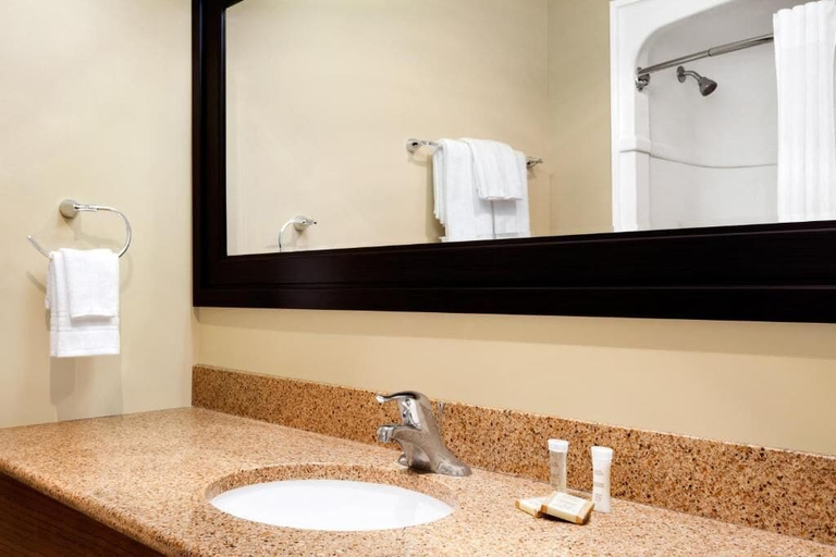Bathroom 4, Super 8 by Wyndham Brockville, Leeds and Grenville