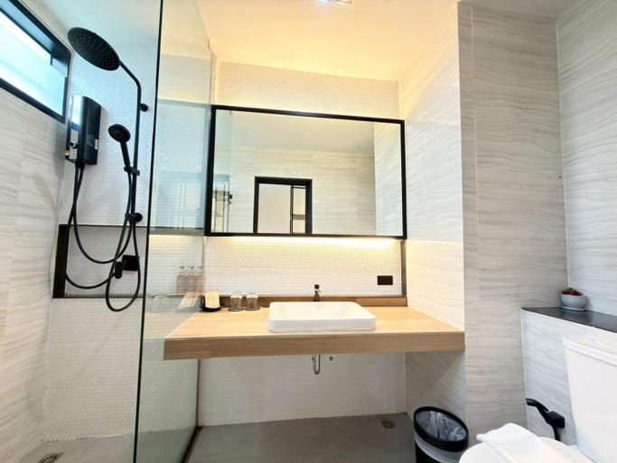 Bathroom 3, The Gold Living Life, Thung Song