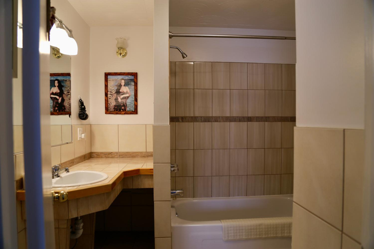 Bathroom 3, Motel Bel Eau, Papineau
