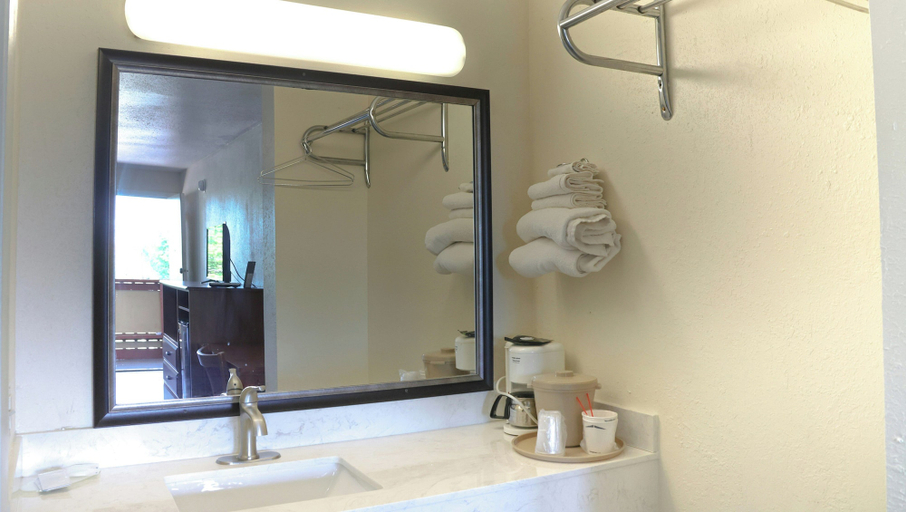 Bathroom 4, Chippewa Motel, Isabella