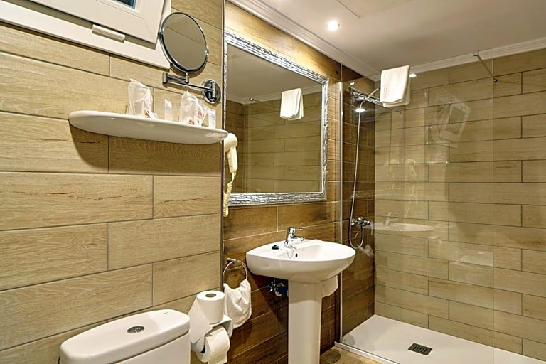 Bathroom 4, Arenal, Baleares