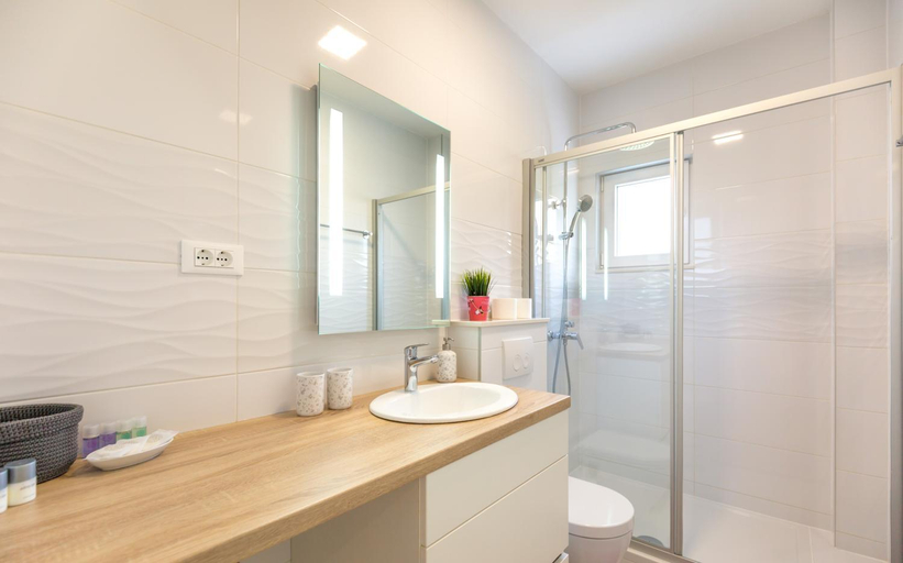 Bathroom 4, Ksenija Apartments, Tučepi
