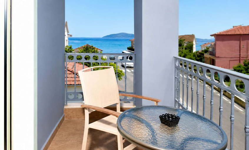 Room 4, Oeve Apartment - A Colourful Loft in Kefalonia, Ionian Islands