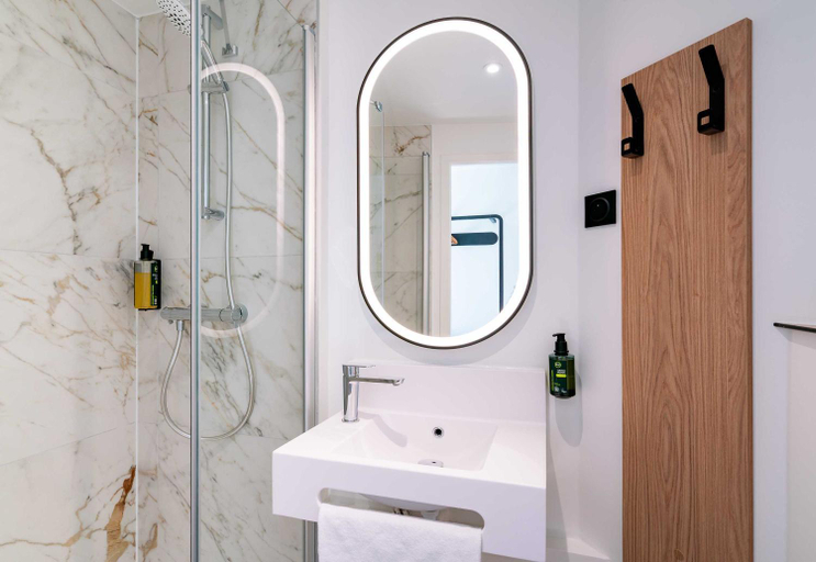 Bathroom 5, Premiere Classe Bayeux, Calvados
