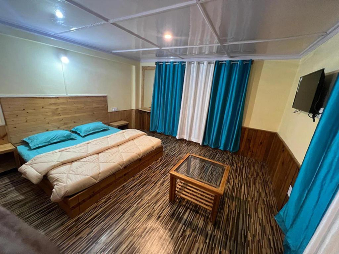 Bedroom 2, Wander Nest Manali Luxurious rooms with mountain and river view, Kullu