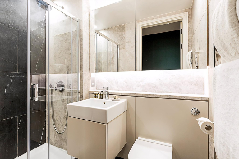 Bathroom 4, Luxury Penthouse Overlooking the Thames, London