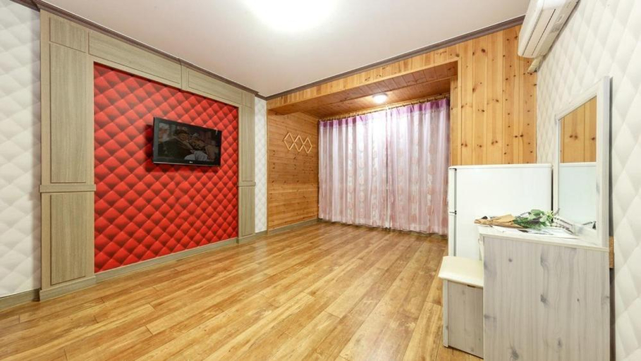 Others 3, Anmyeondo Paradise Pension, Taean