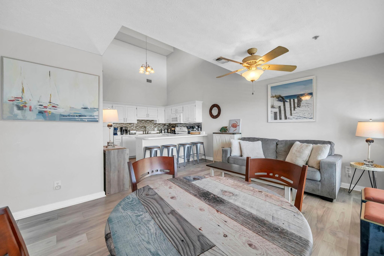 Living area 4, Horizon South 56-304, Bay