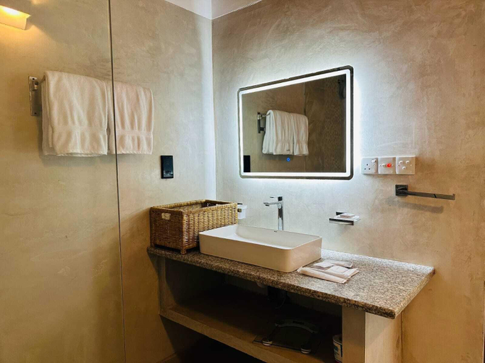 Bathroom 5, Uppuveli Beach by DSK, Trincomalee Town and Gravets