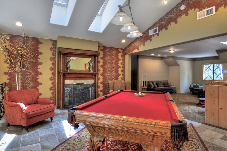 Game room 4, Grand Oriole Estate, San Bernardino
